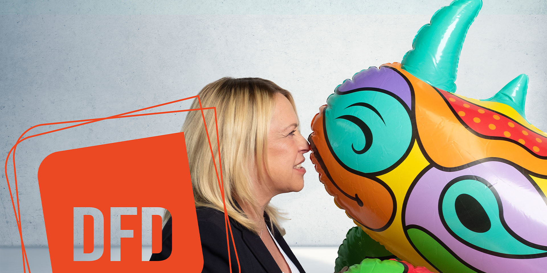 DFD: Frau mit buntem Dinosaurier-Luftballon.  Wir vereinen Retail Kompetenzen für die Zukunft.