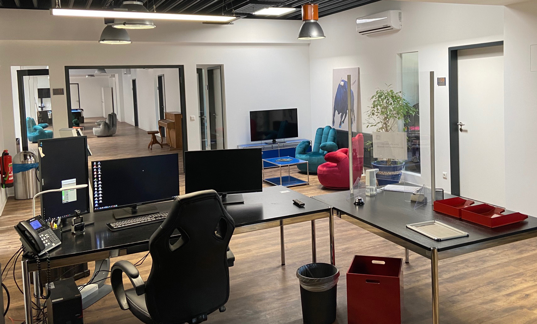 Modernes Büro mit Arbeitsplätzen und Wartebereich. Einladende Büroumgebung für die Zukunft des Retailgeschäfts.