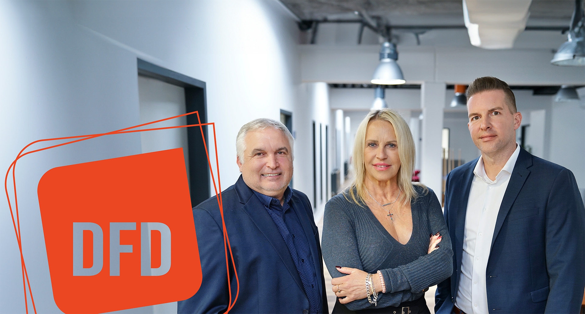 DFD-Team im Büro, bereit für die Zukunft des Retail. Das Bild zeigt drei Mitarbeiter vor dem Hintergrund eines modernen Büros.