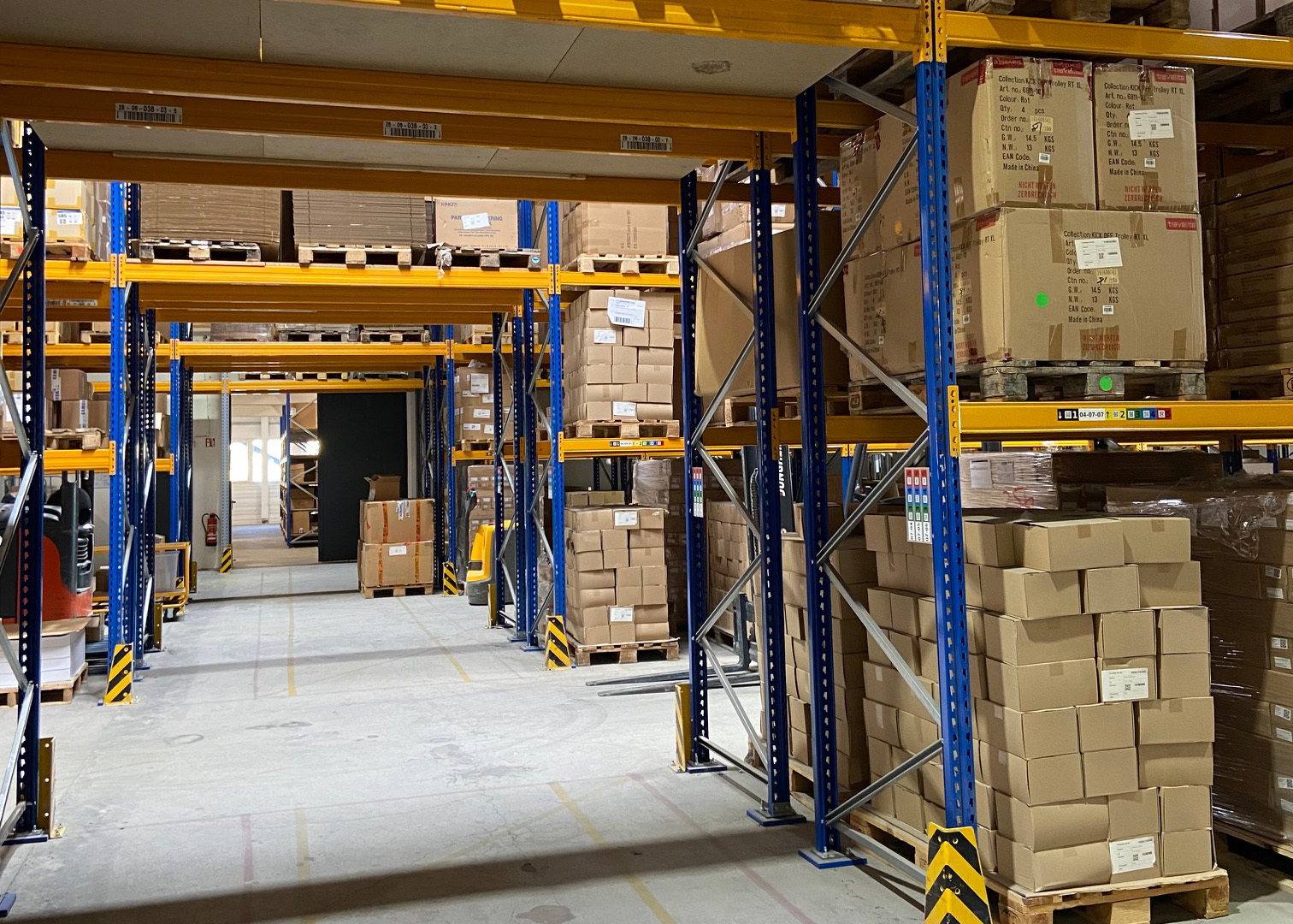 Lagerhalle mit Paletten und Kartons, bereit für die Omnichannel-Logistik. Ein Blick in die Zukunft des Retailgeschäfts.