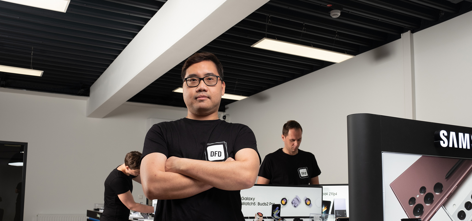 Mitarbeiter im Einzelhandel, der für die Zukunft des Handels steht.  Ein Teammitglied von DFD in einem modernen Geschäftsumfeld.