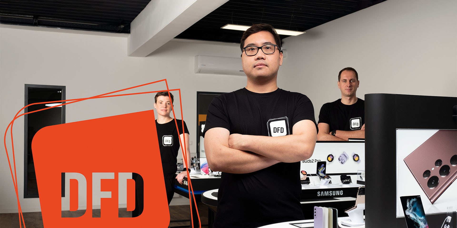 Mitarbeiter des Unternehmens DFD in einem modernen Retail-Umfeld, bereit für die Zukunft des Einzelhandels. Das Bild zeigt das Team, das sich für Omnichannel-Verknüpfung einsetzt.