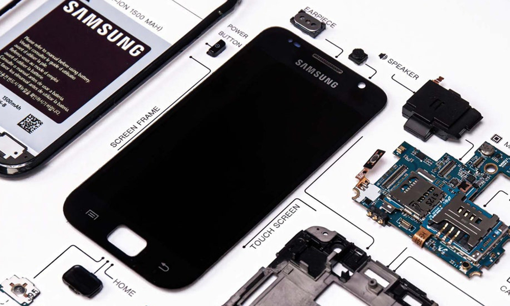 Zerlegtes Smartphone mit Komponenten, das die Komplexität moderner Technologie zeigt. Ein Blick auf die Einzelteile, die unsere Omnichannel-Lösungen ermöglichen.