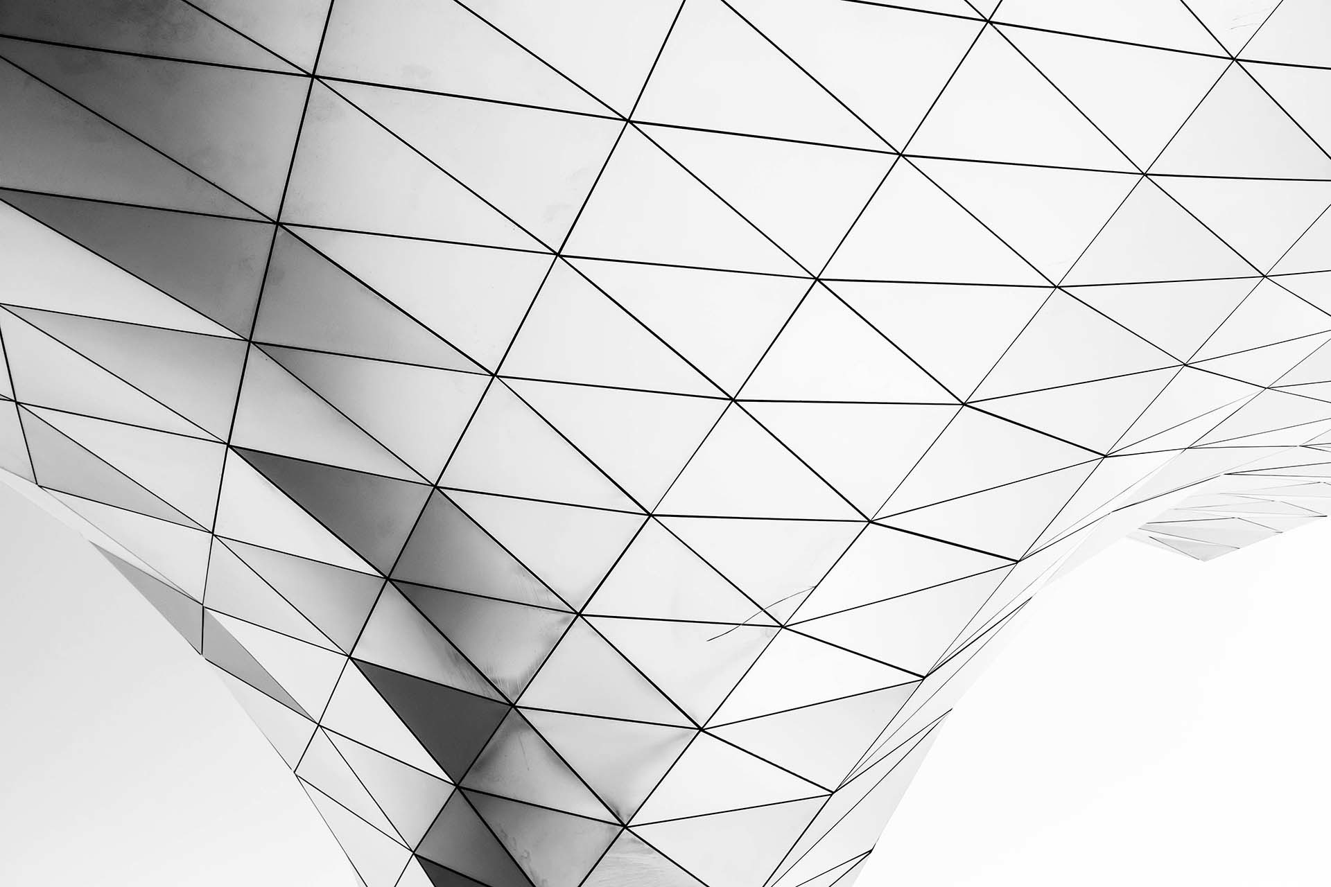 Abstrakte Darstellung einer modernen, geometrischen Struktur, die die Zukunft des Einzelhandels repräsentiert. Das Design zeigt eine nahtlose Omnichannel-Verknüpfung.