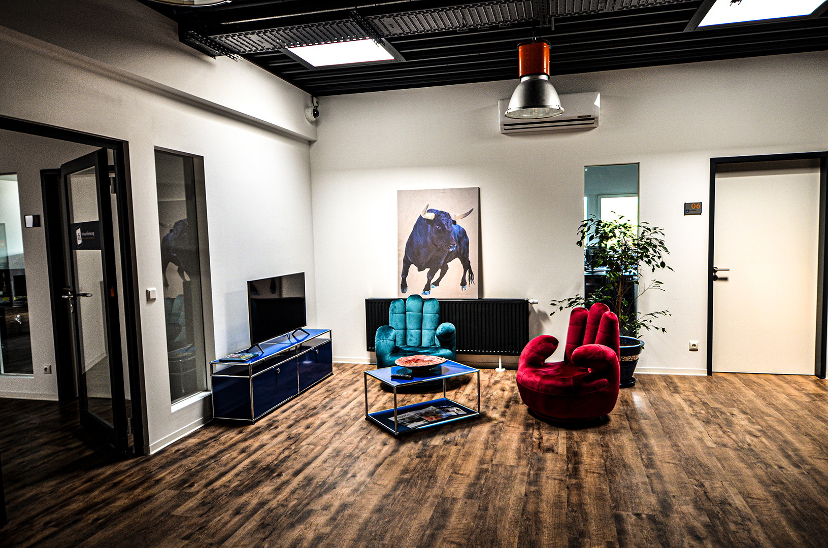 Modernes Büro mit Kunst und Möbeln, repräsentativ für die Zukunft des Retailgeschäfts.  Einladende Büroeinrichtung, die Innovation und Fortschritt widerspiegelt.