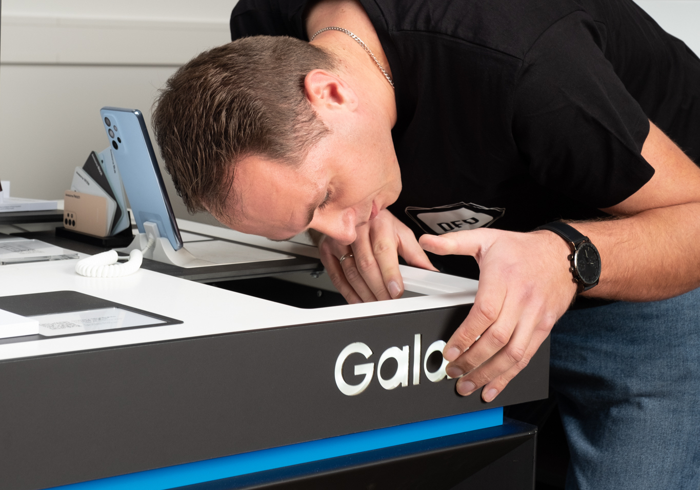 Mitarbeiter bei der Arbeit an einem Samsung-Produkt.  Wir gestalten das Retailgeschäft der Zukunft.