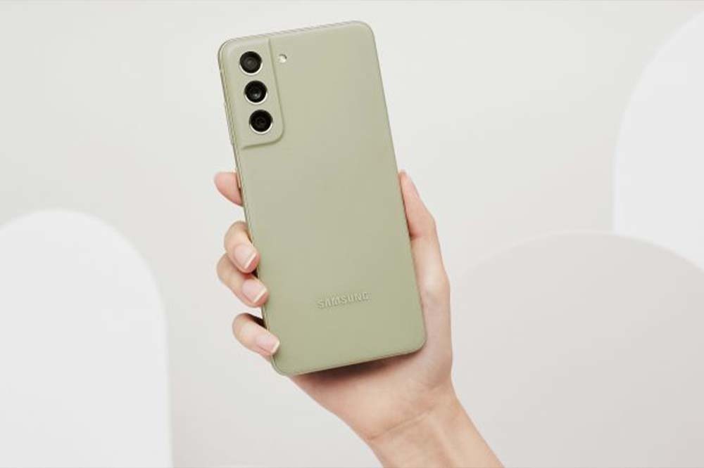 Hand hält ein grünes Samsung Smartphone, als Beispiel für die Omnichannel-Verknüpfung im Retail. Das Bild zeigt eine Fallstudie.