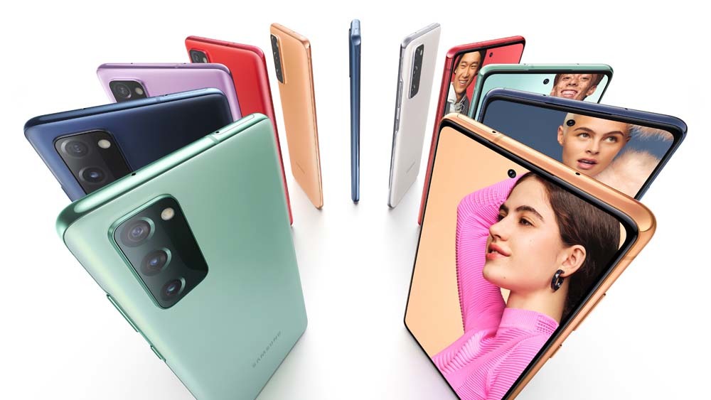 Verschiedene Smartphones in verschiedenen Farben, die die Omnichannel-Verknüpfung im Retail-Geschäft der Zukunft repräsentieren. Die Geräte zeigen Gesichter von Kunden, die durch die nahtlose Integration profitieren.