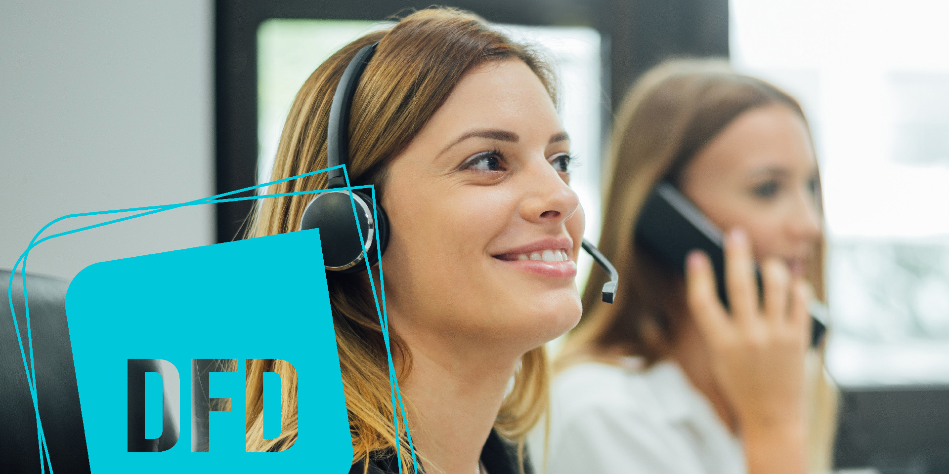 Kundenservice-Mitarbeiterin mit Headset im Gespräch bei DFD. Kontaktieren Sie uns für die Zukunft des Retailgeschäfts.