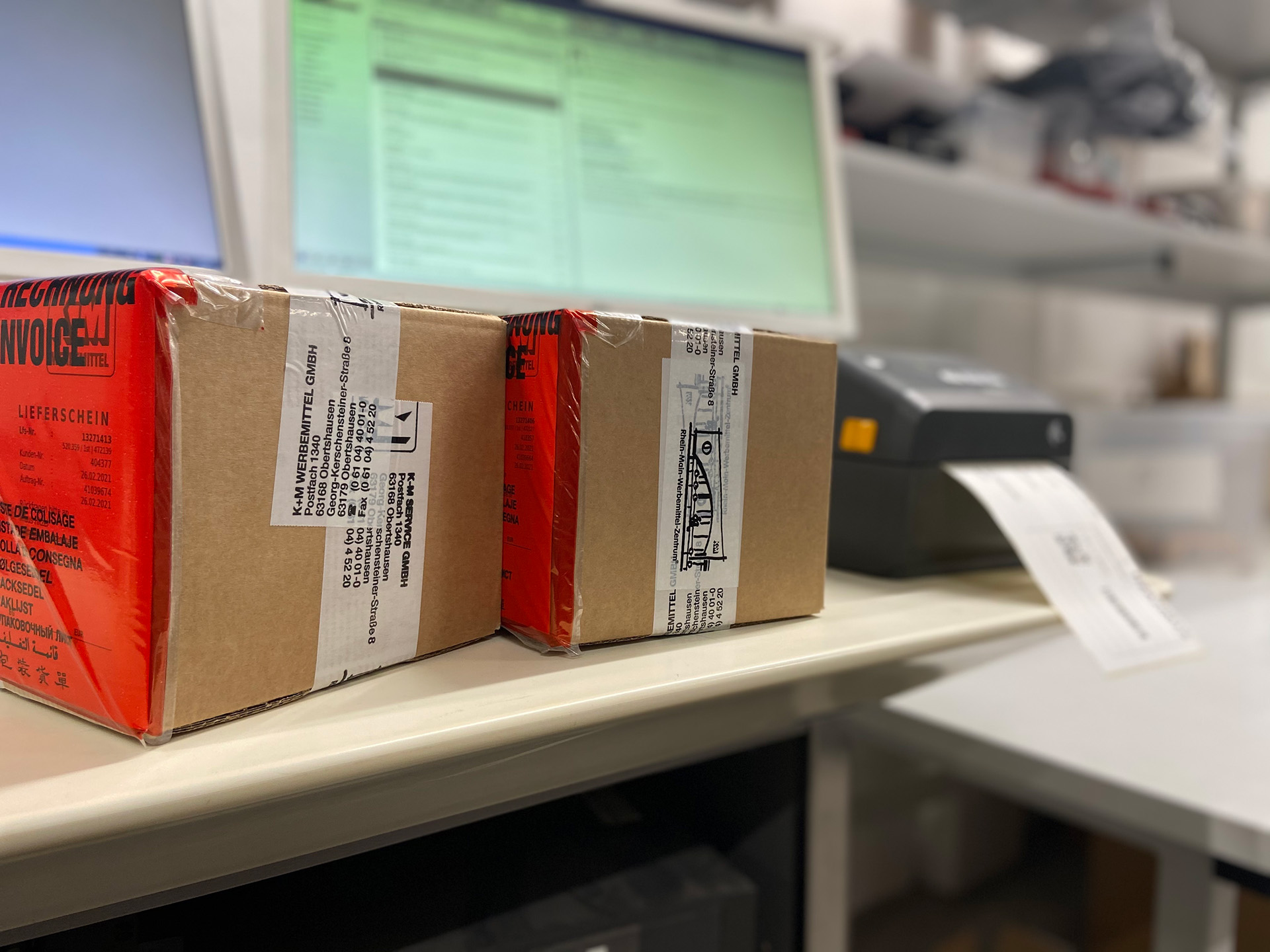 Pakete im Versandbereich, bereit für den Omnichannel-Versand.  Ein Beispiel für unsere nahtlose Omnichannel-Verknüpfung im Retailgeschäft.