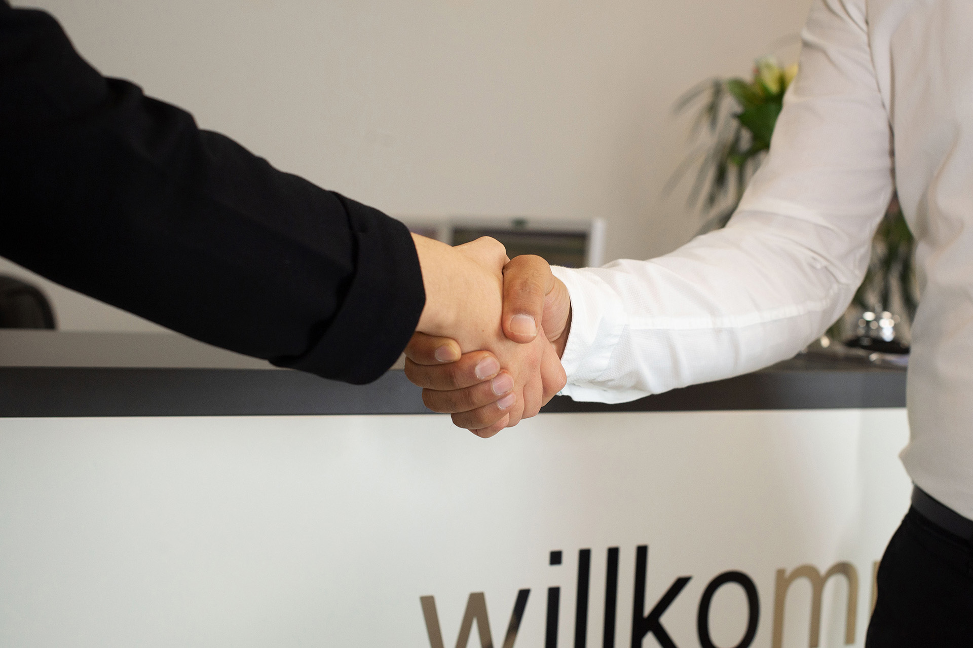 Händedruck zwischen zwei Geschäftspartnern, Symbol für Zusammenarbeit und Erfolg im Retail-Bereich.  Ein Zeichen für die Mission, das Retailgeschäft der Zukunft zu gestalten.