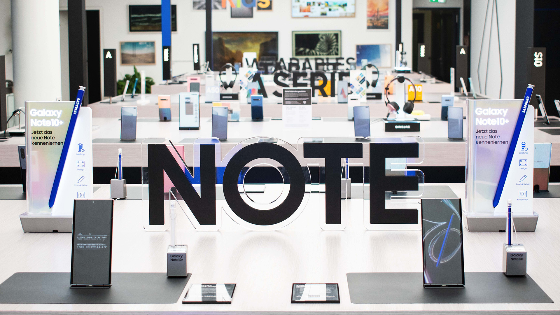 Samsung Galaxy Note10+ Präsentation im Einzelhandel, Fokus auf Omnichannel-Erlebnisse.  Das Bild zeigt eine Produktpräsentation, die das Retailgeschäft der Zukunft widerspiegelt.