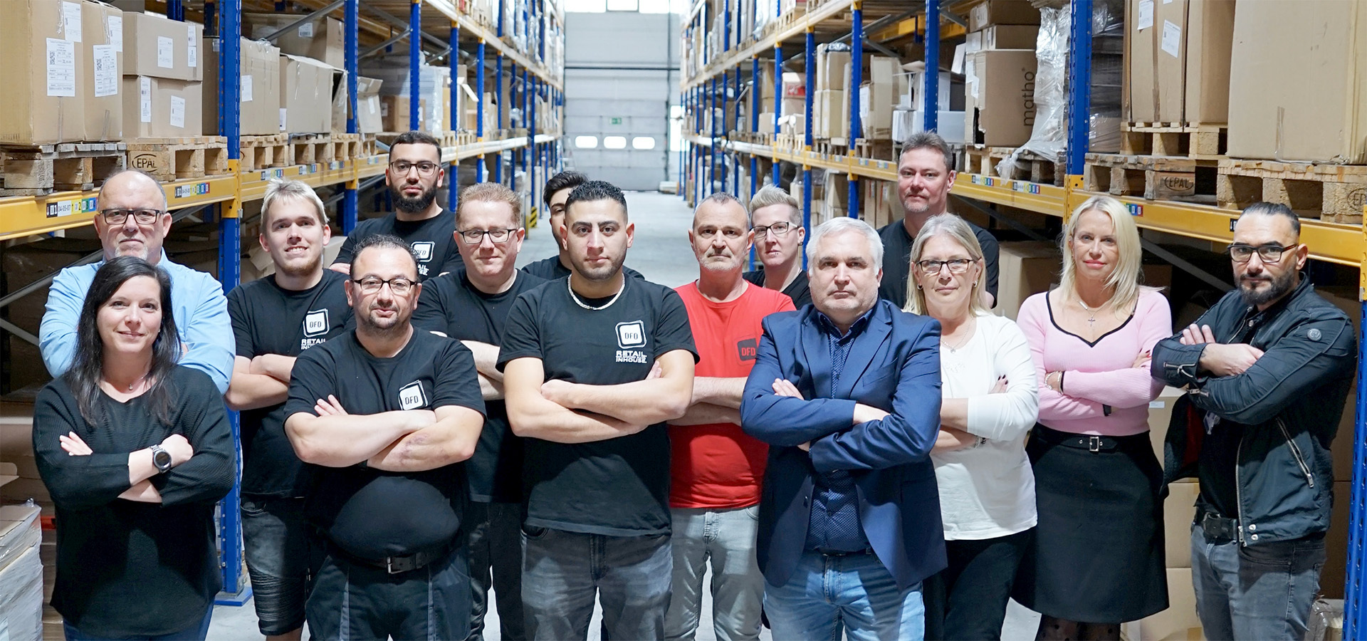 Team von DFD Retail Inhouse im Lager, bereit, das Retailgeschäft der Zukunft zu gestalten. Das Team steht für eine nahtlose Omnichannel-Verknüpfung und den höchsten Mehrwert für Kunden.